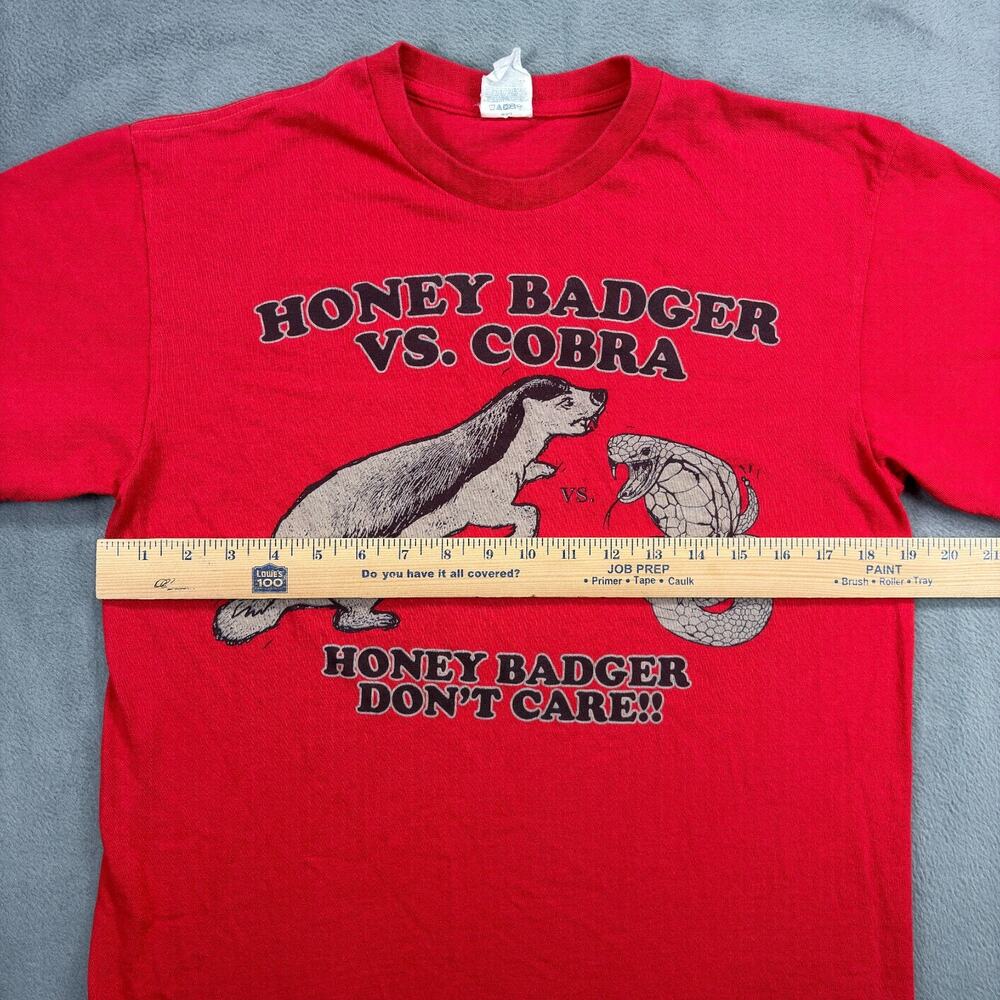 Honey Badger Vs. Cobra T-Shirt Men's Medium Red Delta Pro Weight Funny Meme Tee - Picture 5 of 6